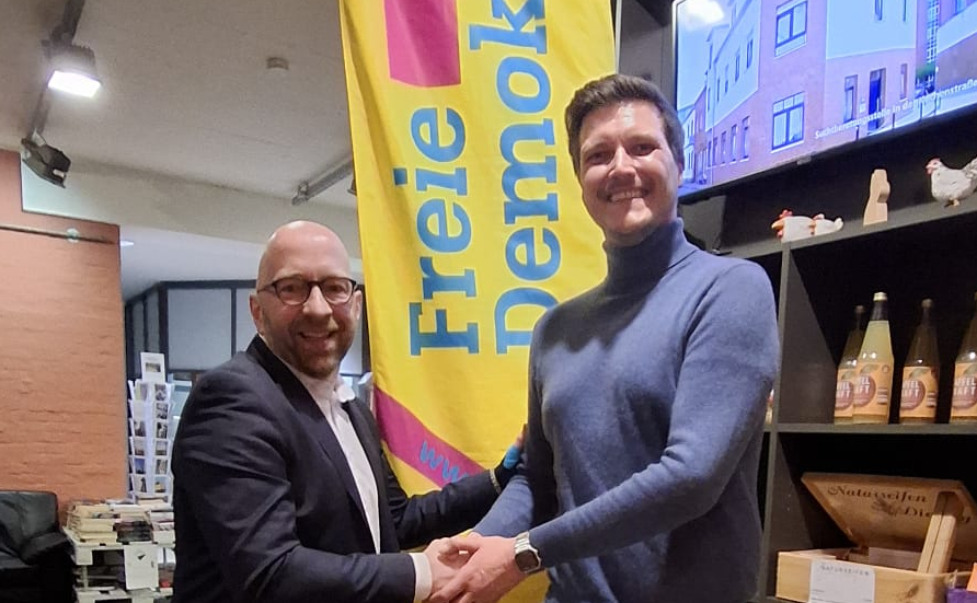 Der Kreisvorsitzende der FDP im Kreis Coesfeld Ingo R. Schürkötter (links) gratuliert seinem Nachfolger Sebastian Loest (rechts)