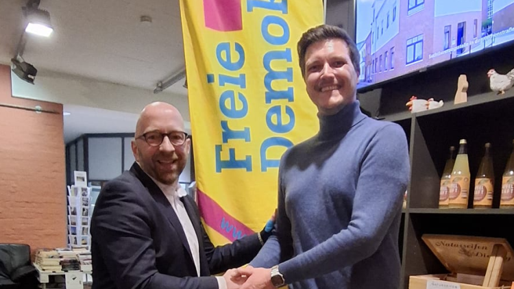 Der Kreisvorsitzende der FDP im Kreis Coesfeld Ingo R. Schürkötter (links) gratuliert seinem Nachfolger Sebastian Loest (rechts)