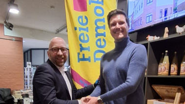 Der Kreisvorsitzende der FDP im Kreis Coesfeld Ingo R. Schürkötter (links) gratuliert seinem Nachfolger Sebastian Loest (rechts)